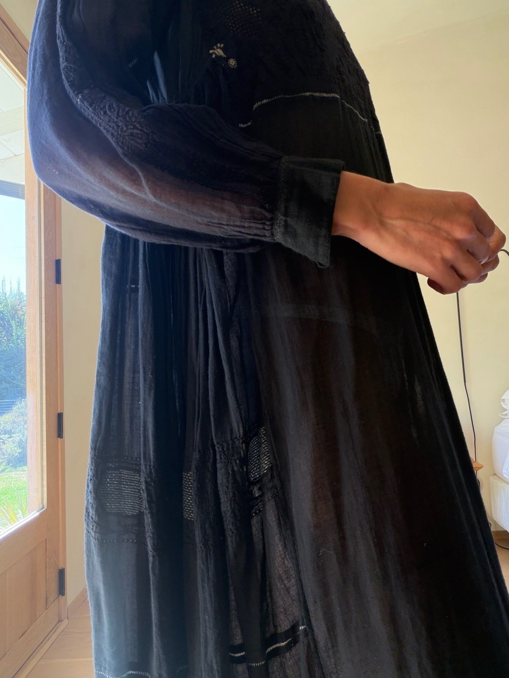 Elegant Black Long-Sleeve Midi Dress INJIRI - Picture 5 of 15